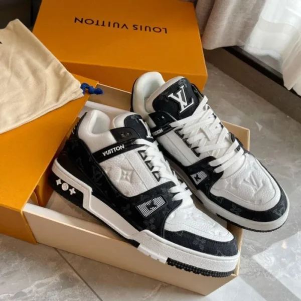 Louis Vuitton Trainer Black White(Master Quality) Shoes Wala